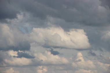 Güzel bulutlu gökyüzü manzarası