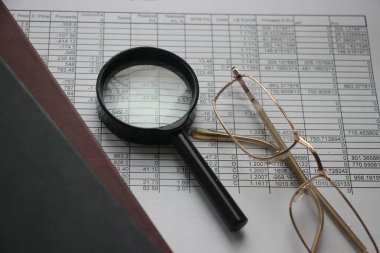 İş analisti finansal raporu incelemek için büyütme kullanıyor. Yatırım ve iş analitik büyümesinin geri dönüşünü analiz etme kavramı.