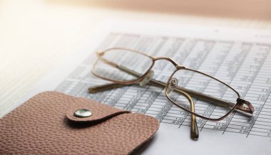 Grafik finans raporunda optik gözlük. İş konsepti.