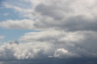 Güzel bulutlu gökyüzü manzarası
