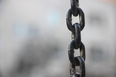 Gri endüstriyel arka planda metal zincir halkaları. Bağlantılar ve bağlantılar kavramı