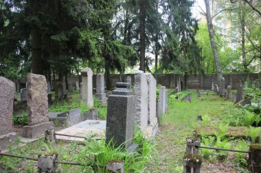 Eski mezarlık manzarası, yaşam ve ölüm kavramı 