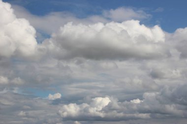 Güzel bulutlu gökyüzü manzarası