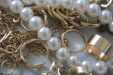 Zümrüt değerli taşlı klasik broşürler. Farklı renklerde cam ve metal broşlar. Renkli ve moda broşları. Lüks bir geçmişi var. Seçici odak