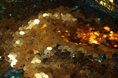 Çok renkli parlak pullar. Arkaplan olarak pullu kumaş. Parıltılı dokular mevsimin modası. Parlak holografik mavi, altın rengi.