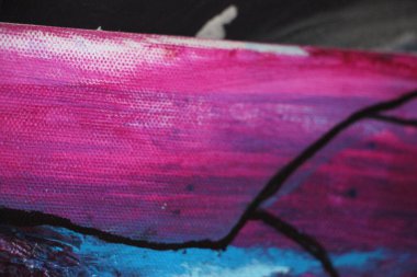 Üzerine boya sıçramış tuval. Yakından bak. 