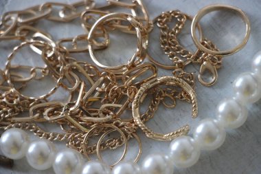 Zümrüt değerli taşlı klasik broşürler. Farklı renklerde cam ve metal broşlar. Renkli ve moda broşları. Lüks bir geçmişi var. Seçici odak