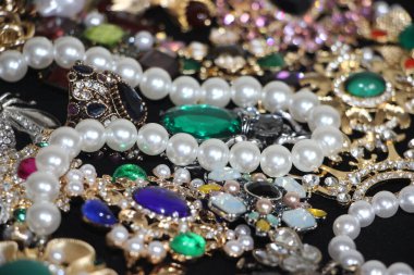 Zümrüt değerli taşlı klasik broşürler. Farklı renklerde cam ve metal broşlar. Renkli ve moda broşları. Lüks bir geçmişi var. Seçici odak