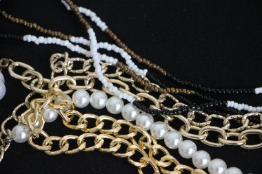 Zümrüt değerli taşlı klasik broşürler. Farklı renklerde cam ve metal broşlar. Renkli ve moda broşları. Lüks bir geçmişi var. Seçici odak