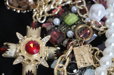 Zümrüt değerli taşlı klasik broşürler. Farklı renklerde cam ve metal broşlar. Renkli ve moda broşları. Lüks bir geçmişi var. Seçici odak