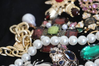 Zümrüt değerli taşlı klasik broşürler. Farklı renklerde cam ve metal broşlar. Renkli ve moda broşları. Lüks bir geçmişi var. Seçici odak