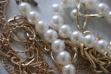 Zümrüt değerli taşlı klasik broşürler. Farklı renklerde cam ve metal broşlar. Renkli ve moda broşları. Lüks bir geçmişi var. Seçici odak