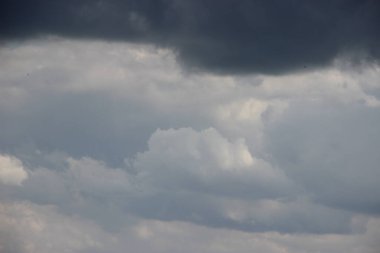 Güzel bulutlu gökyüzü manzarası