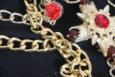 Zümrüt değerli taşlı klasik broşürler. Farklı renklerde cam ve metal broşlar. Renkli ve moda broşları. Lüks bir geçmişi var. Seçici odak