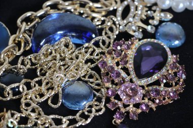 Zümrüt değerli taşlı klasik broşürler. Farklı renklerde cam ve metal broşlar. Renkli ve moda broşları. Lüks bir geçmişi var. Seçici odak