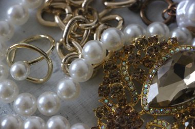 Zümrüt değerli taşlı klasik broşürler. Farklı renklerde cam ve metal broşlar. Renkli ve moda broşları. Lüks bir geçmişi var. Seçici odak