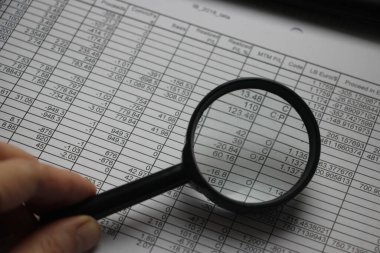 İş analisti finansal raporu incelemek için büyütme kullanıyor. Yatırım ve iş analitik büyümesinin geri dönüşünü analiz etme kavramı.