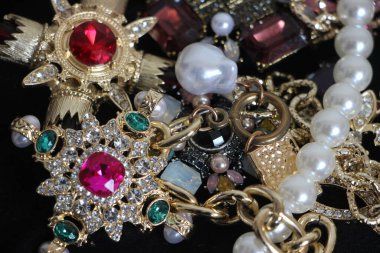 Zümrüt değerli taşlı klasik broşürler. Farklı renklerde cam ve metal broşlar. Renkli ve moda broşları. Lüks bir geçmişi var. Seçici odak