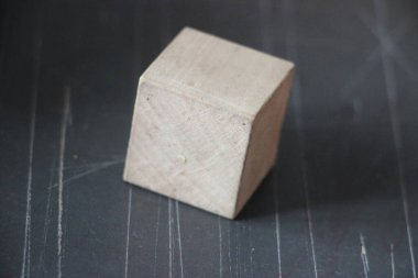 Koyu masa arkaplanındaki tahta küp