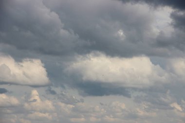 Güzel bulutlu gökyüzü manzarası