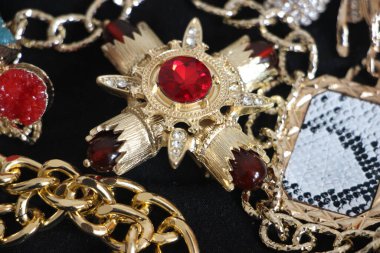 Zümrüt değerli taşlı klasik broşürler. Farklı renklerde cam ve metal broşlar. Renkli ve moda broşları. Lüks bir geçmişi var. Seçici odak