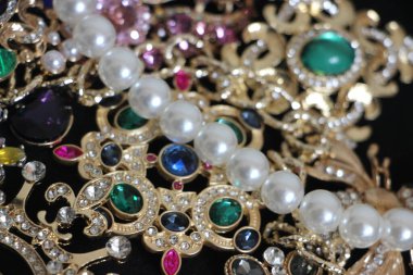Zümrüt değerli taşlı klasik broşürler. Farklı renklerde cam ve metal broşlar. Renkli ve moda broşları. Lüks bir geçmişi var. Seçici odak