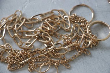 Zümrüt değerli taşlı klasik broşürler. Farklı renklerde cam ve metal broşlar. Renkli ve moda broşları. Lüks bir geçmişi var. Seçici odak