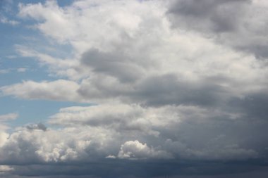 Güzel bulutlu gökyüzü manzarası