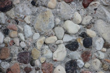 Çakıl taşları görüntüyü kapatır, gri doğal düzensiz taşlar endüstriyel arka planı şekillendirir