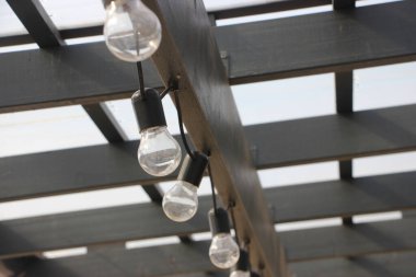 Dışarıda asılı duran çelenk ampulleri