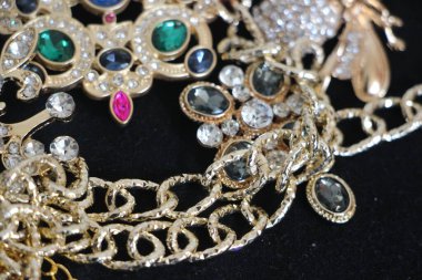 Zümrüt değerli taşlı klasik broşürler. Farklı renklerde cam ve metal broşlar. Renkli ve moda broşları. Lüks bir geçmişi var. Seçici odak