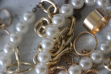 Zümrüt değerli taşlı klasik broşürler. Farklı renklerde cam ve metal broşlar. Renkli ve moda broşları. Lüks bir geçmişi var. Seçici odak