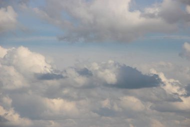 Güzel bulutlu gökyüzü manzarası