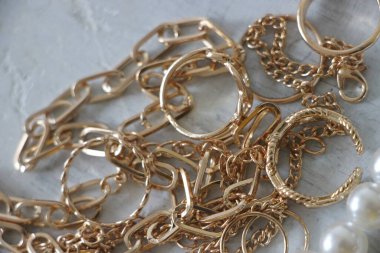 Zümrüt değerli taşlı klasik broşürler. Farklı renklerde cam ve metal broşlar. Renkli ve moda broşları. Lüks bir geçmişi var. Seçici odak