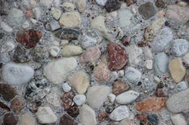 Çakıl taşları görüntüyü kapatır, gri doğal düzensiz taşlar endüstriyel arka planı şekillendirir