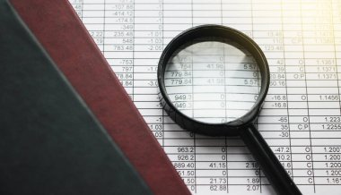 İş analisti finansal raporu incelemek için büyütme kullanıyor. Yatırım ve iş analitik büyümesinin geri dönüşünü analiz etme kavramı.