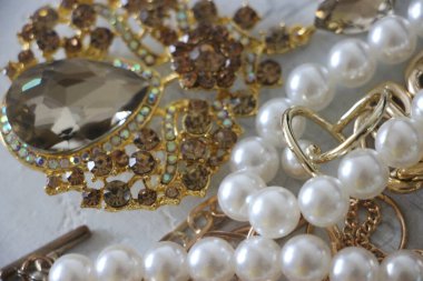 Zümrüt değerli taşlı klasik broşürler. Farklı renklerde cam ve metal broşlar. Renkli ve moda broşları. Lüks bir geçmişi var. Seçici odak