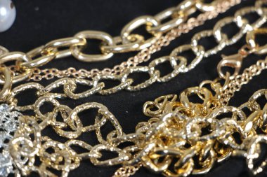 Zümrüt değerli taşlı klasik broşürler. Farklı renklerde cam ve metal broşlar. Renkli ve moda broşları. Lüks bir geçmişi var. Seçici odak