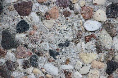 Çakıl taşları görüntüyü kapatır, gri doğal düzensiz taşlar endüstriyel arka planı şekillendirir