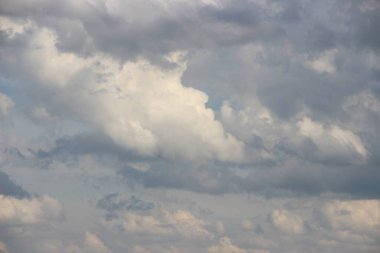 Güzel bulutlu gökyüzü manzarası