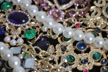 Zümrüt değerli taşlı klasik broşürler. Farklı renklerde cam ve metal broşlar. Renkli ve moda broşları. Lüks bir geçmişi var. Seçici odak