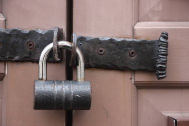 Kilitli eski ahşap kapıya asma kilit takılmış. Yasak korunan telif hakkı bilgi ticareti kavramı.