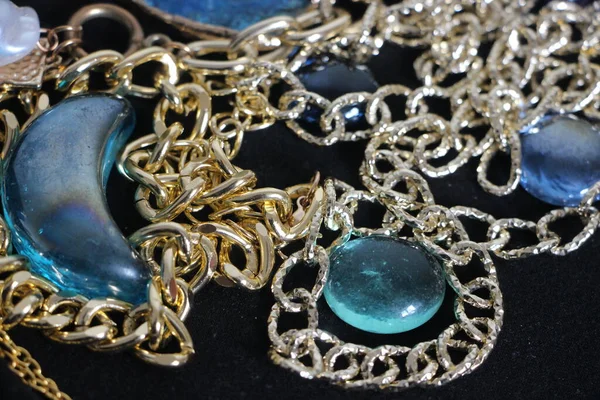 Zümrüt değerli taşlı klasik broşürler. Farklı renklerde cam ve metal broşlar. Renkli ve moda broşları. Lüks bir geçmişi var. Seçici odak