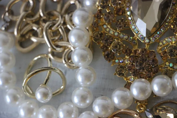 Zümrüt değerli taşlı klasik broşürler. Farklı renklerde cam ve metal broşlar. Renkli ve moda broşları. Lüks bir geçmişi var. Seçici odak