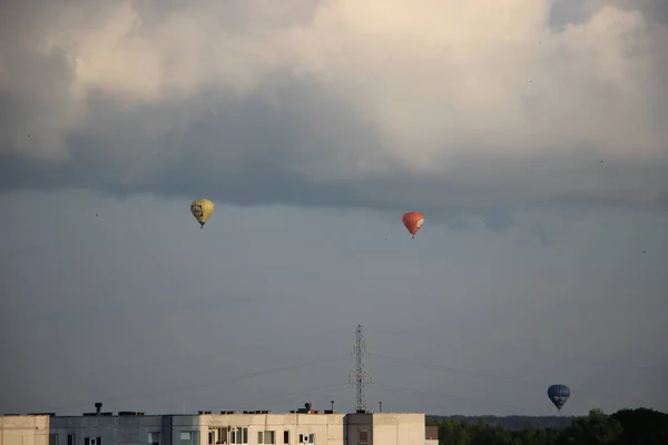 空に熱気球が見える — ストック写真