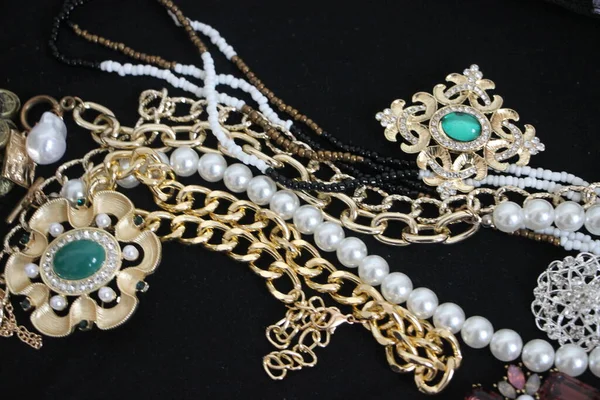 Zümrüt değerli taşlı klasik broşürler. Farklı renklerde cam ve metal broşlar. Renkli ve moda broşları. Lüks bir geçmişi var. Seçici odak