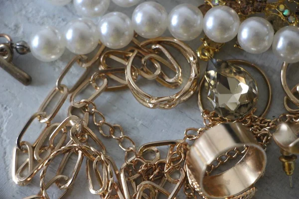 Zümrüt değerli taşlı klasik broşürler. Farklı renklerde cam ve metal broşlar. Renkli ve moda broşları. Lüks bir geçmişi var. Seçici odak