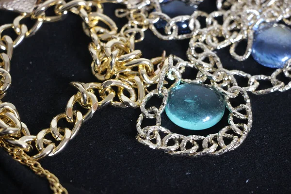 Zümrüt değerli taşlı klasik broşürler. Farklı renklerde cam ve metal broşlar. Renkli ve moda broşları. Lüks bir geçmişi var. Seçici odak