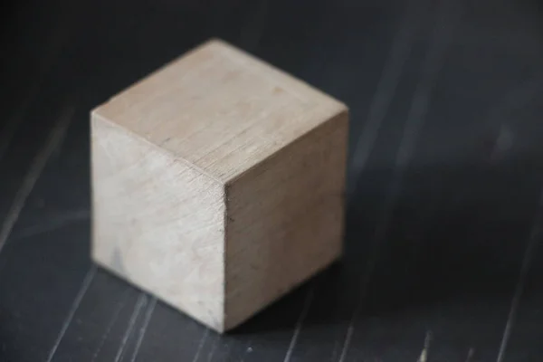 Cubo Madera Sobre Fondo Mesa Oscuro — Foto de Stock