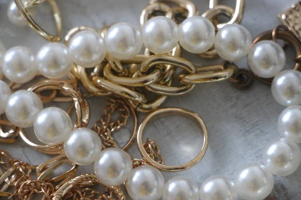 Zümrüt değerli taşlı klasik broşürler. Farklı renklerde cam ve metal broşlar. Renkli ve moda broşları. Lüks bir geçmişi var. Seçici odak